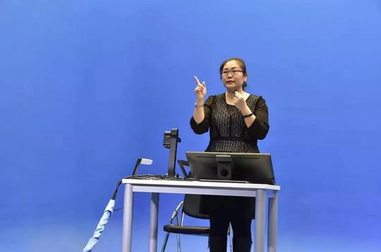 上海大学副教授“变身”萝莉，自制软件二次元上网课