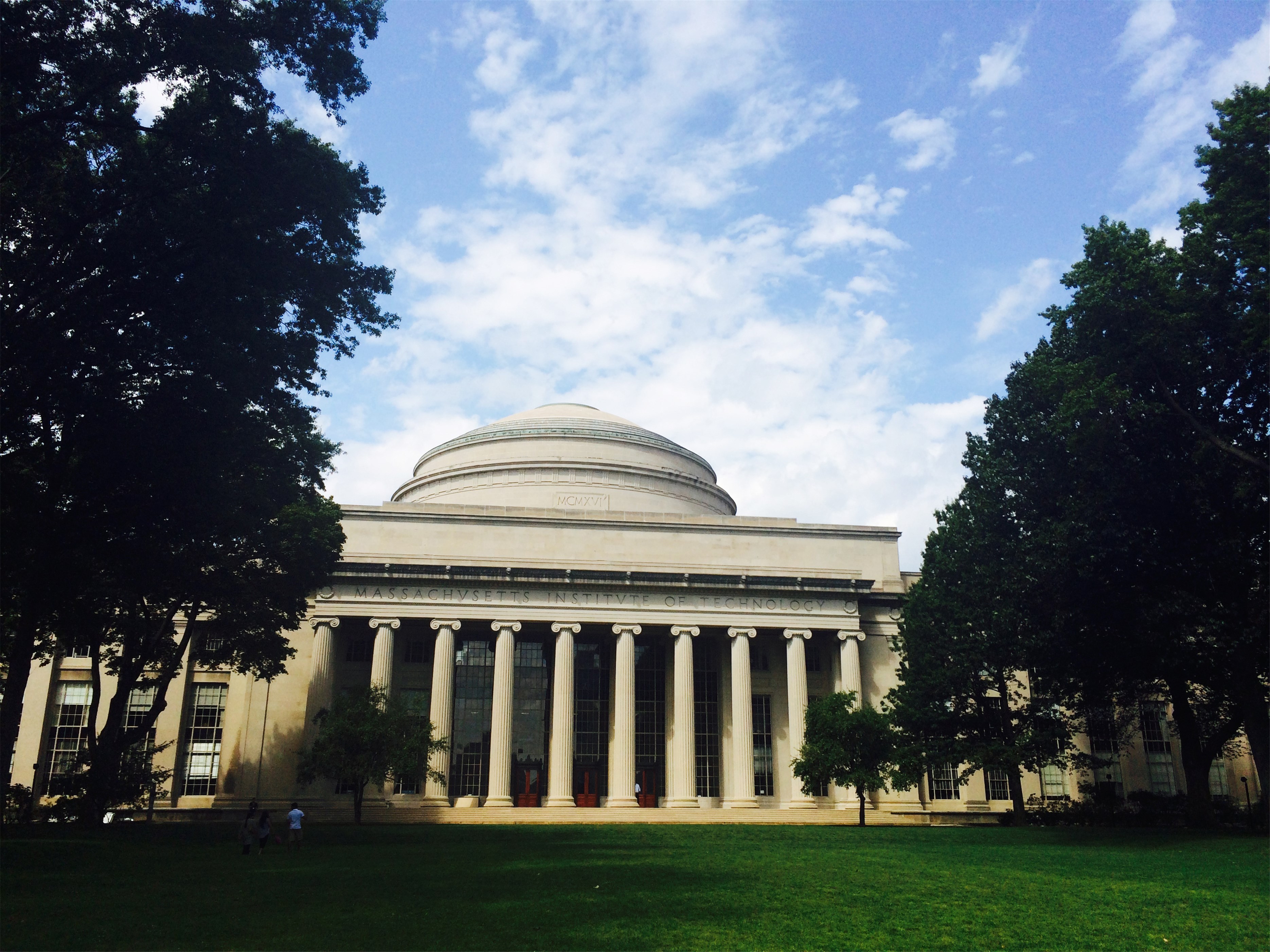 降薪减支、暂停招生招聘，哈佛、MIT等全球名校迎来“至暗时刻”