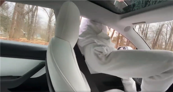 小伙从自动驾驶的特斯拉Model 3中翻窗跳出：车自己跑了