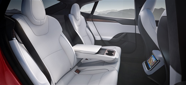 特斯拉新款 Model S 实车曝光矩形方向盘大亮