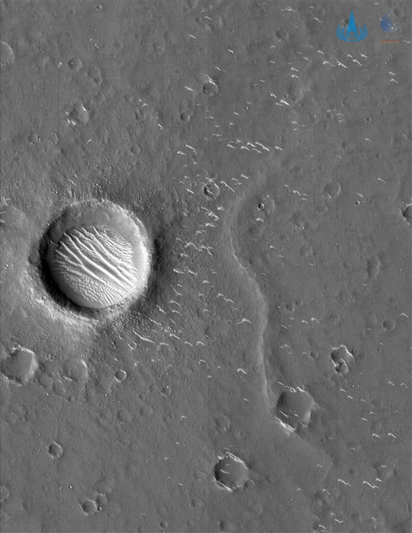 震撼！天问一号传回高清火星高清照：火星撞击坑清晰可见