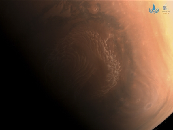 震撼！天问一号传回高清火星高清照：火星撞击坑清晰可见