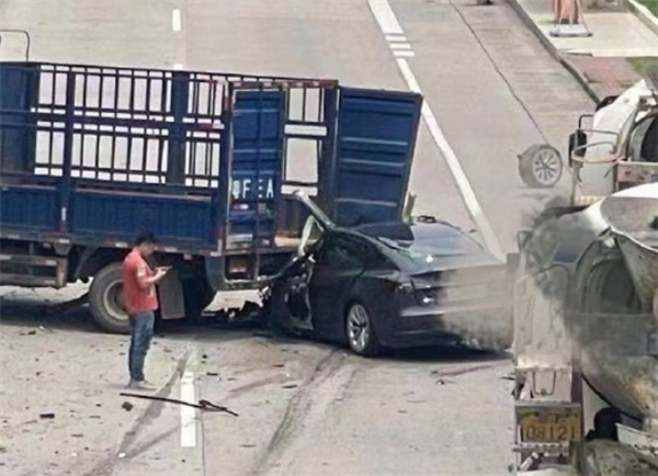 广东一辆特斯拉追尾货车驾驶员当场丧生官方通报：事故原因调查中