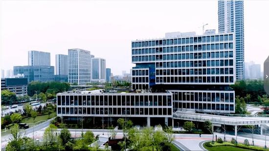 薇娅在杭州阿里园区内有一栋十层楼的总部
