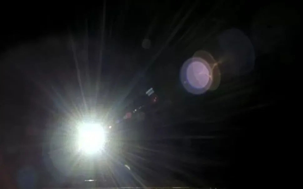 150 万公里之外嫦娥五号拍了一张绝妙的地球/月球合影