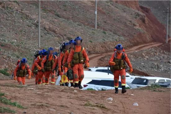 5 月 23 日，救援人员徒步进入事发区域搜救失联人员。（新华社记者范培珅摄）