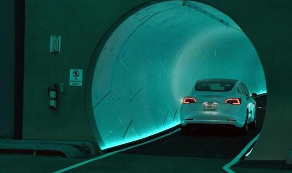 马斯克“汽车隧道”被吐槽：这是单轨小火车