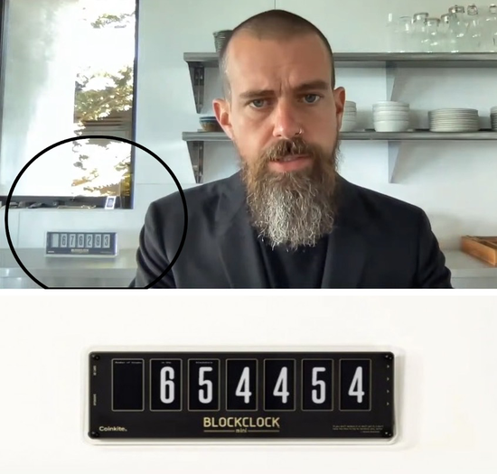 JackDorsey 家里的比特币时钟，图片截自于网络视频