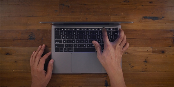 鸡肋？机构称新 MacBook Pro 将取消触控栏：全球第三大 OLED 产物