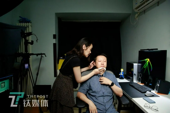 6 月 8 日，北京市海淀区一摄影棚，在视频录制前，团队成员悠悠为师烨东简单上妆。