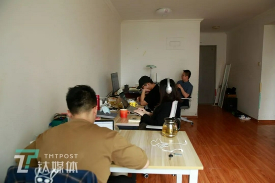  6 月 8 日，北京市通州区，师烨东（图右）和视频团队成员在办公。