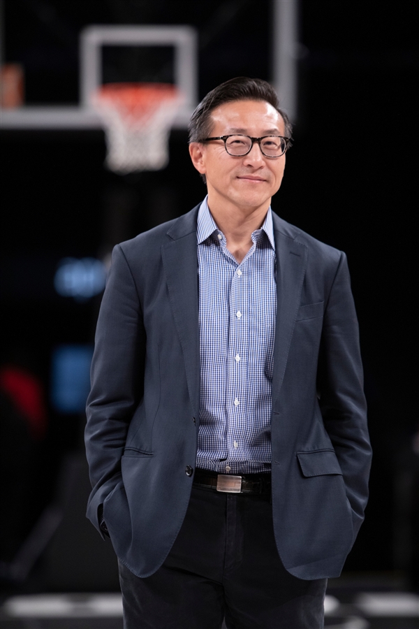 老板蔡崇信捐赠 2500 万 NBA 篮网队主场为中国抗击疫情加油