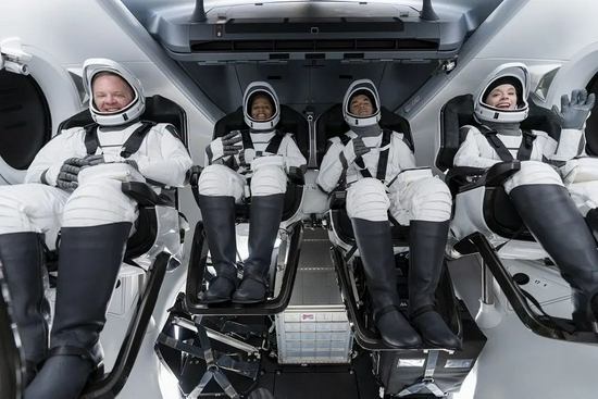 ▲四位宇航员在进行训练